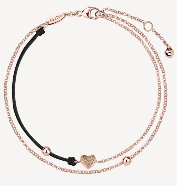 Náramek z růžového čtrnáctikarátového zlata s řetízkovou siluetou propojenou srdcem posetým diamanty. ALOve, 8860 Kč