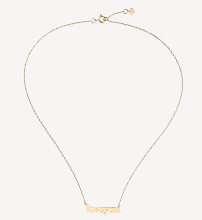 Řetízkový náhrdelník z růžového zlata s jemnou siluetou, kterou zdobí nápis love you a třpytivý diamant. ALOve, 7630 Kč