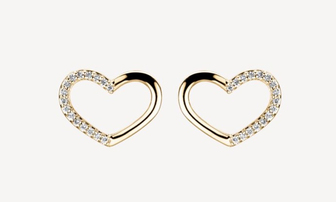 Náušnice ve tvaru srdce ze čtrnáctikarátového žlutého zlata s brilianty. ALOve, 22 094 Kč