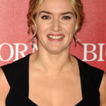 A takhle známe Kate Winslet z červeného koberce. Perfektní šaty, perfektní líčení, perfektní účes.