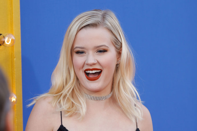 Ava studuje na Kalifornské univerzitě v Berkeley a od roku 2019 chodí se svým spolužákem.