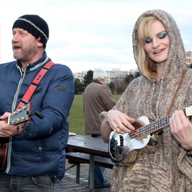 S Davidem Kollerem si Iva Pazderková vyzkoušela busking na ulici. Zahrála si přitom na ukulele.