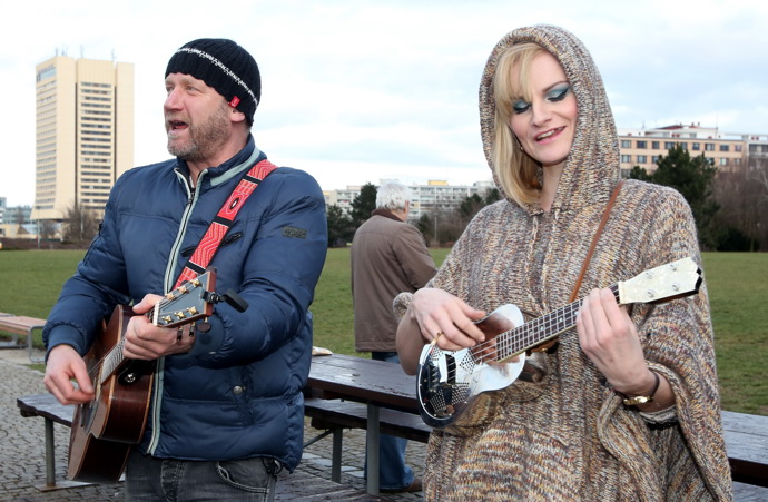 S Davidem Kollerem si Iva Pazderková vyzkoušela busking na ulici. Zahrála si přitom na ukulele.