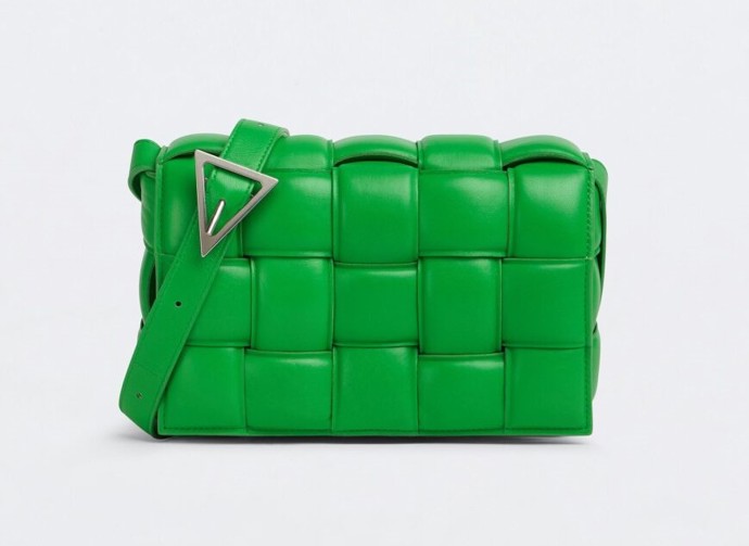 Dámská crossbody proplétaná kabelka v ostře zelené barvě, na kterou tato značka vsází velmi ráda. Bottega Veneta, 66 096 Kč