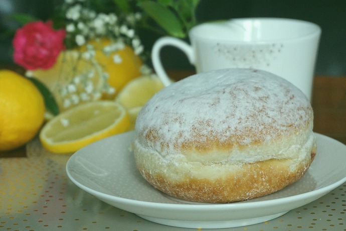 K masopustu neodmyslitelně patří také koblihy, které se ovšem musí smažit na sádle. Potom se posypou cukrem a můžou se podávat i s marmeládou.