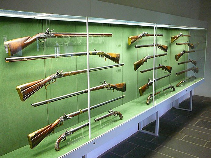 Hrad Eltz nabízí i stálou expozici vzácných předmětů, třeba tyto střelné zbraně ze 14. a 17. století.