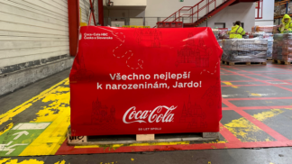 Jaromír Jágr dostal nečekaný dárek. Plnou paletu své oblíbené Coca-Coly
