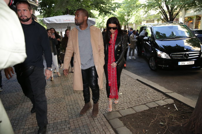 Kim Kardshian a Kanye West si v Praze nakoupili v Pařížské ulici a zašli na dobré jídlo. Příliš velcí gurmáni ale zřejmě nebudou.