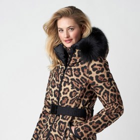 Dámská zimní bunda s elegantním leopardím vzorem, na kterou letošní zimu vsadila i česká modelka a moderátorka Eva Perkausová. GOLDBERGH, 20 590 Kč