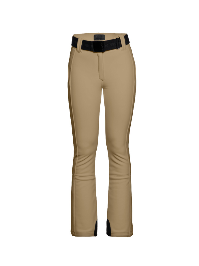 Bundu můžete po manekýnčině vzoru doplnit o neutrální dámské lyžařské kalhoty v béžovém odstínu s páskem GOLDBERGH za 9490 Kč.