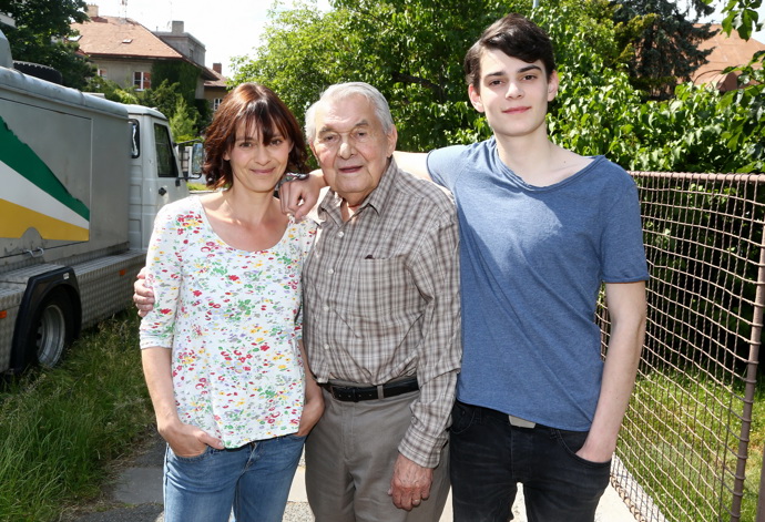 Josef Trojan s maminkou Klárou Pollertovou-Trojanovou a dědečkem Ladislavem Trojanem.