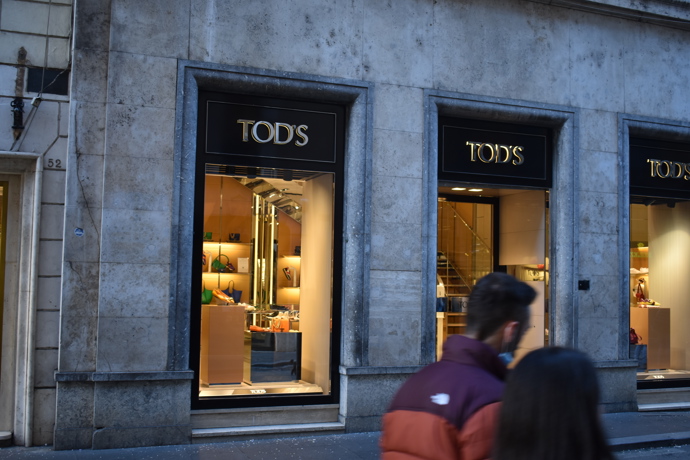 Luxusní značka Tod's, která se zaměřuje především na výrobu obuvi a dalšího koženého zboží, nesmí v ulicích Říma rozhodně chybět.