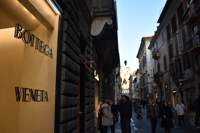 Italská značka Bottega Veneta se proslavila především tradiční řemeslnou výrobou produktů z ručně proplétané kůže. Mezi nejikoničtější produkty se pak bezpochyby řadí jedinečné dámské kabelky a boty. 