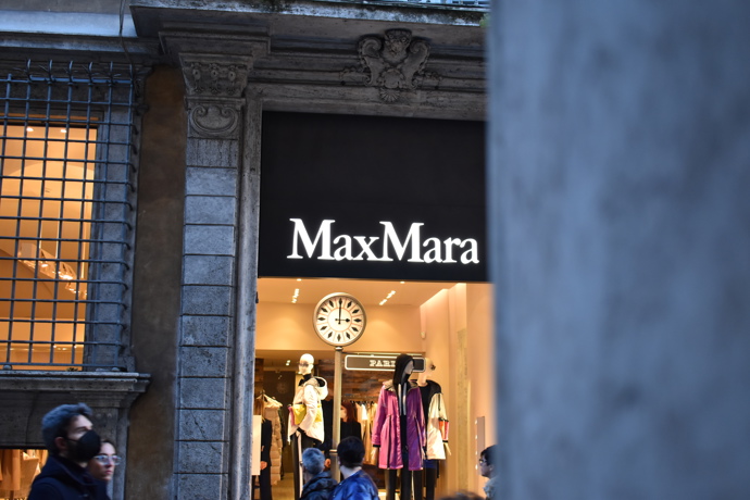 Italský módní dům Max Mara patří k největším světovým producentům dámské módy. Jeho zastoupení tak v ulicích Říma rozhodně nesmí chybět. 