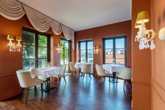 Právě v této části restaurace měli nerušeně sedět Kim Kardashian a Kanye West.