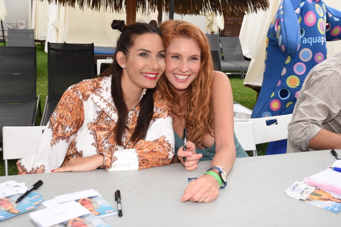 Eva Decastelo s Denisou Nesvačilovou. Eva slibuje, že s kamarádkami z natáčení zůstane i nadále ve spojení a bude pořádat pravidelné srazy.