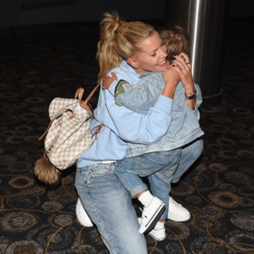 Influencerka Aneta Chovancová se synem Patrikem, který se nejprve trochu styděl před fotografy.