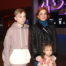 Michaela Maurerová s dětmi, synem Josefem a mladší dcerou Emmou. Starší dcera Magdalenka zřejmě zůstala doma.