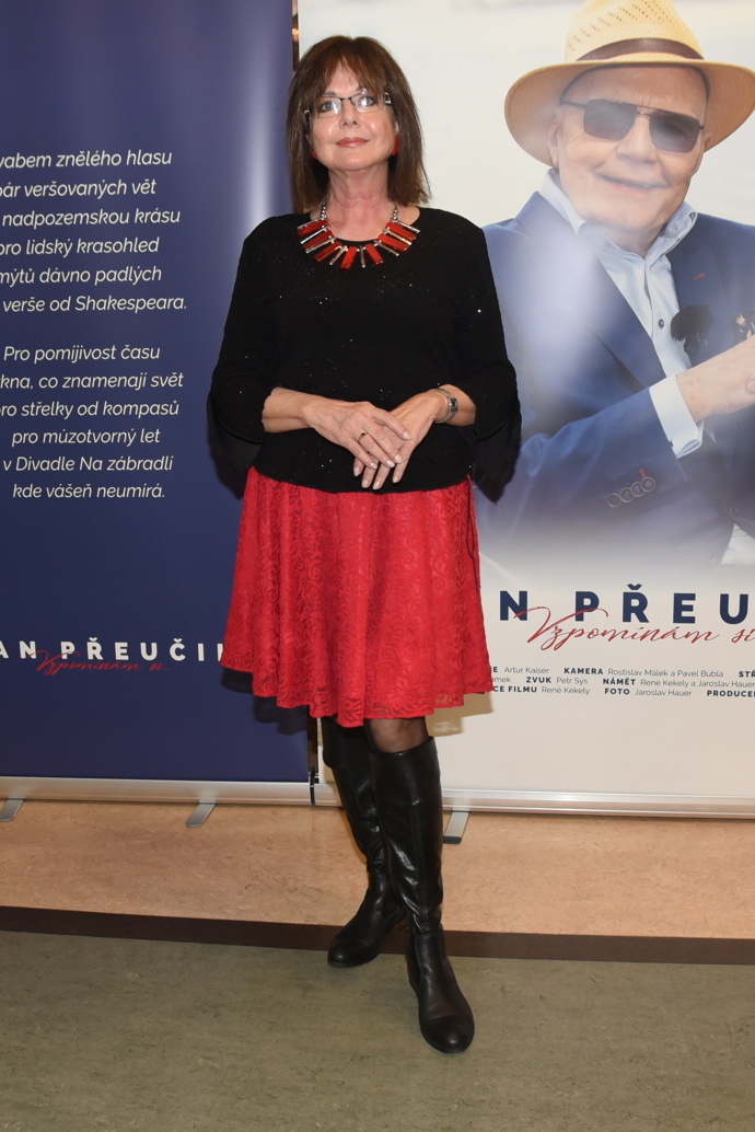 Moderátorka Marie Tomsová slavnostní projekci dokumentu moderovala.
