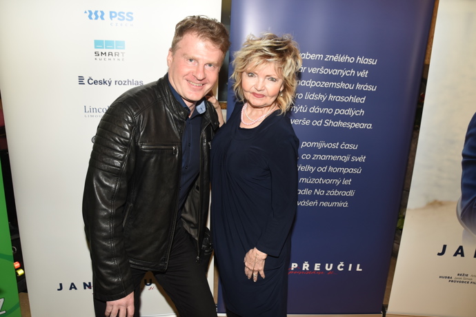 Herec Petr Batěk je autorem veršů na plakátu. 