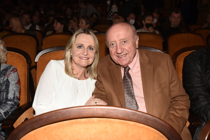 Na projekci dokumentu se Felix Slováček usadil vedle Reginy Řandové.