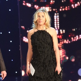 V černé róbě byla Ester Ledecká hvězdou předávání cen Zlatý slavík. Málokdo by v této elegantní dámě poznal obojživelnici ze zasněženého svahu.