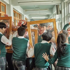 All of Us Are Dead: Když na jihokorejské střední škole vypukne zombie apokalypsa, zbývá jediné: boj o život.
