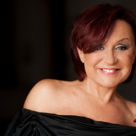 „My můžeme pochopit ty mlaďochy, i když je to s nimi někdy těžké," říká Petra Janů o hlavním tématu nového duetu. 