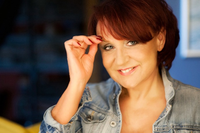 „Dělí nás plus mínus pár let, každý máme svůj pohled na svět… Každý máme co hledat a co ztrácet,“ dodává Petra Janů.