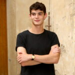 Jednadvacetiletý Josef Trojan je synem herce Ivana Trojana. S tátou už si zahrál v celovečerním filmu Šarlatán.