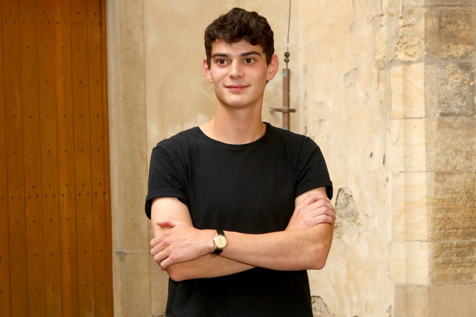 Jednadvacetiletý Josef Trojan je synem herce Ivana Trojana. S tátou už si zahrál v celovečerním filmu Šarlatán.