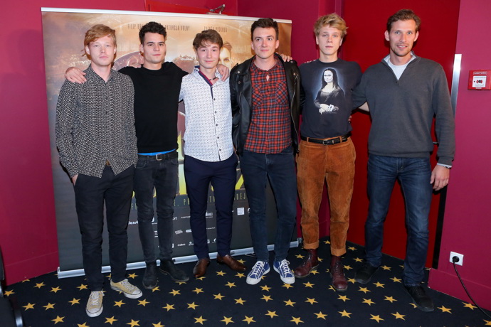 Ve filmu Zlatý podraz se potkal s dalšími mladými herci a vzniklo mezi nimi velké přátelství. V partě nechyběl například Zdeněk Piškula (druhý zprava). Společně chodili hrát basket i mimo natáčení.