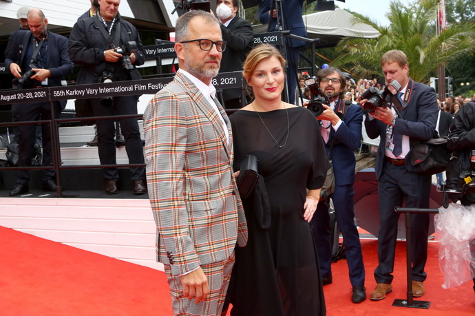 Herečka Lenka Krobotová představila svého nového partnera Vlada Bohdana rovnou na červeném koberci v Karlových Varech.