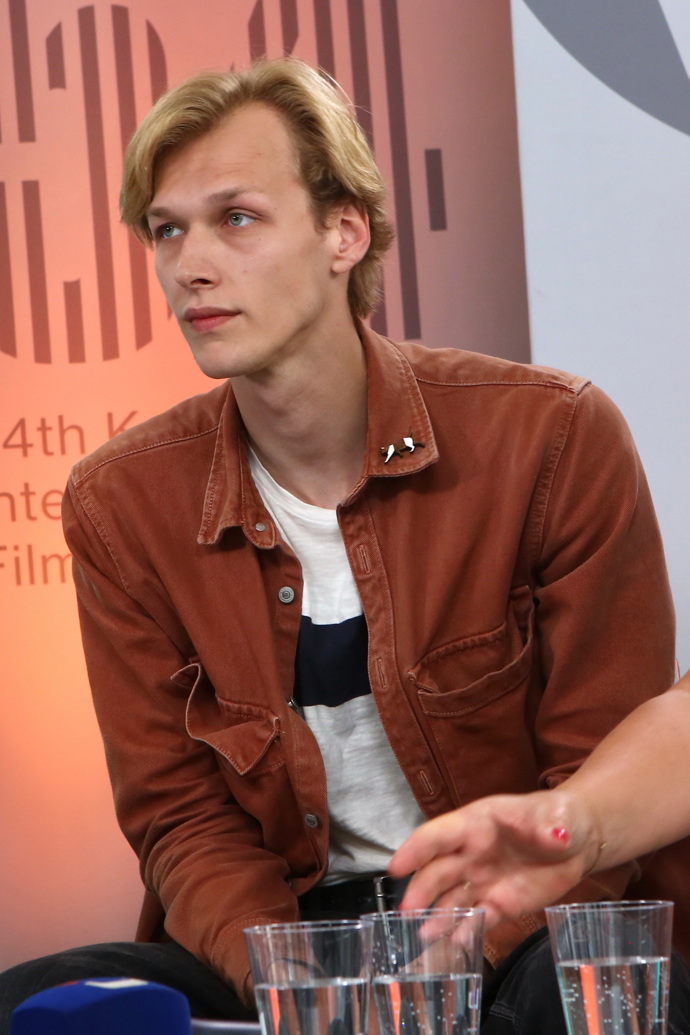 Vojtěch Vondráček je synem herce Jana Vondráčka. Pravidelně účinkuje v Divadle na Zábradlí a zahrál si v seriálech Kapitán Exner, Gympl s (r)učením omezeným nebo ve filmu Jan Palach.