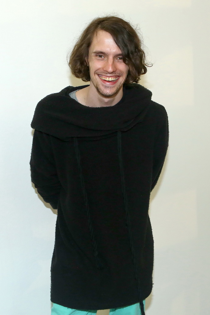 Filip Kratochvíl je synem Lucie Bílé a podnikatele Petra Kratochvíla. Po roce a půl ve Francii se vrátil do Prahy a pomáhá mámě s nově zrekonstruovaným Divadlem Lucie Bílé. Zajímá se o natáčení videoklipů.