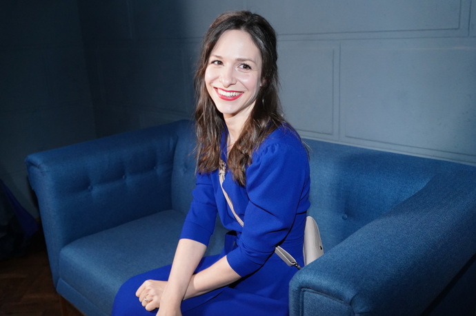 Veronika Khek Kubařová v modrých šatech celá zářila, z dlouho odkládané premiéry pohádky Tajemství staré bambitky 2 má velkou radost.
