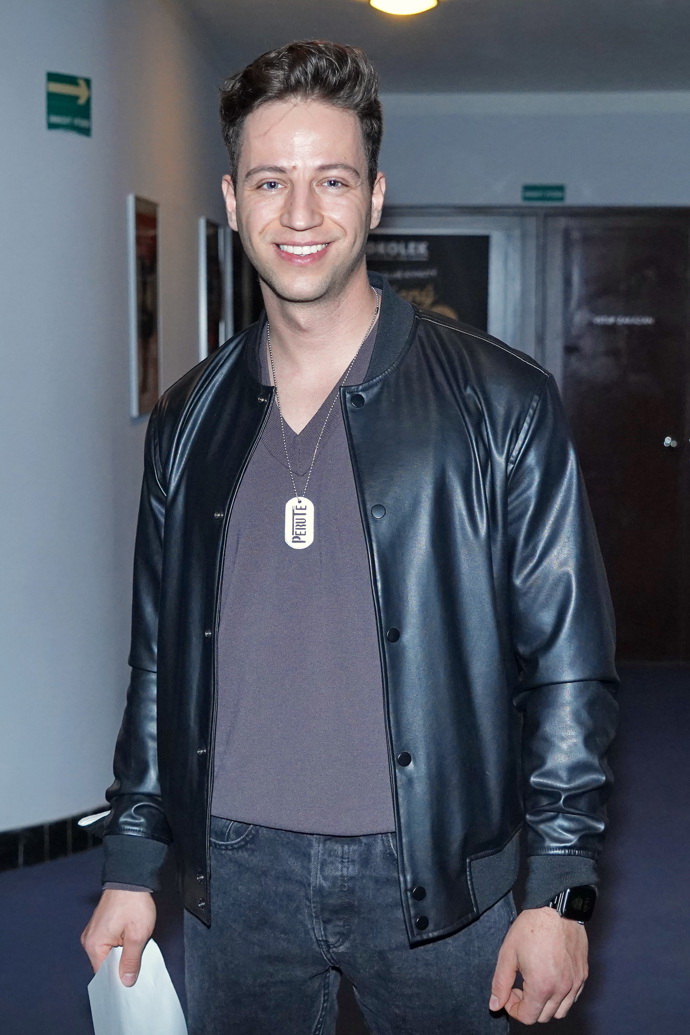 Milan Peroutka je synem zesnulého bubeníka kapely Olympic Milana Peroutky. Televizní diváci ho mohou znát ze Snídaně s Novou či seriálu Ordinace v růžové zahradě. Milan se ale často objevuje také v muzikálech. V pražském Divadle Kalich například účinkuje v Krysaři.