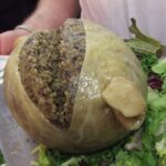 Ve Skotsku také existuje tlačenka. Říká se jí haggis a jde o národní jídlo.