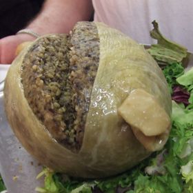 Ve Skotsku také existuje tlačenka. Říká se jí haggis a jde o národní jídlo.
