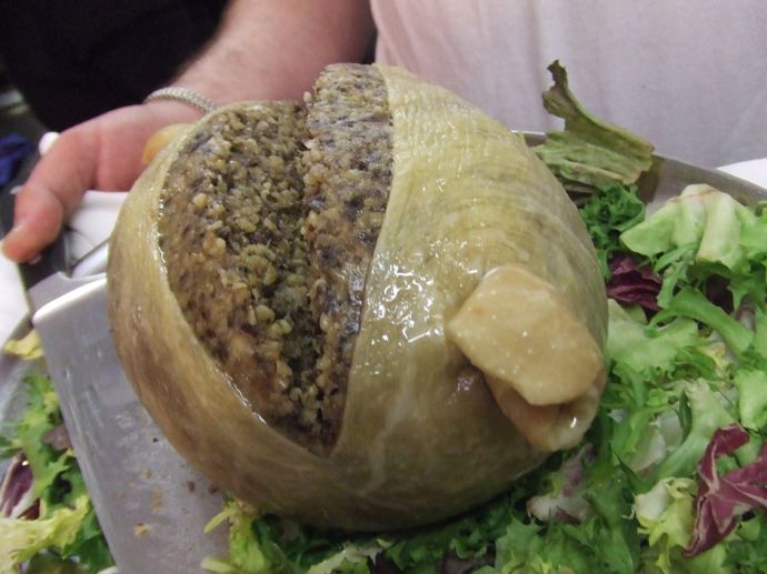 Ve Skotsku také existuje tlačenka. Říká se jí haggis a jde o národní jídlo.