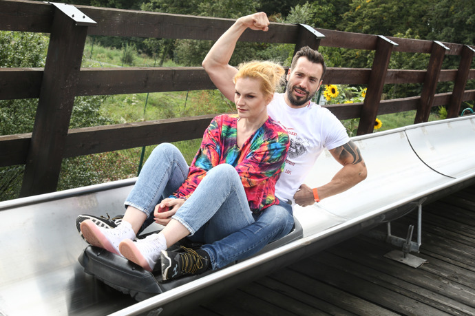 Iva Pazderková je velkou kamarádkou zpěváka Václava Noida Bárty. Díky němu našla motivaci věnovat se cvičení a po jeho vzoru propadla bodybuildingu.
