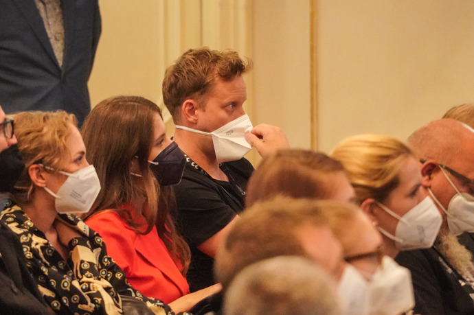 Na Mezinárodním filmovém festivalu Karlovy Vary už se Prachař se Sandevou procházeli kolonádou ruku v ruce a společně chodili také na projekce.