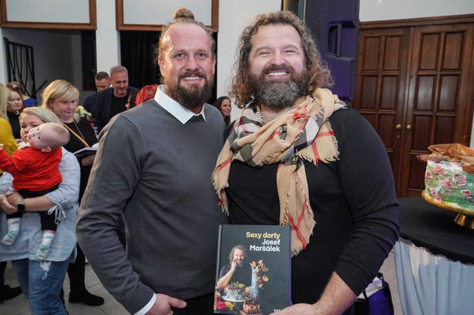 Josef Maršálek s přítelem Petrem Tejmlem, který už je nedílnou součástí jeho rodiny. 