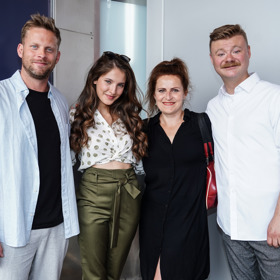 Už na letní tiskové konferenci televize Prima se od sebe Jakub Prachař a Sara Sandeva prakticky nehnuli.