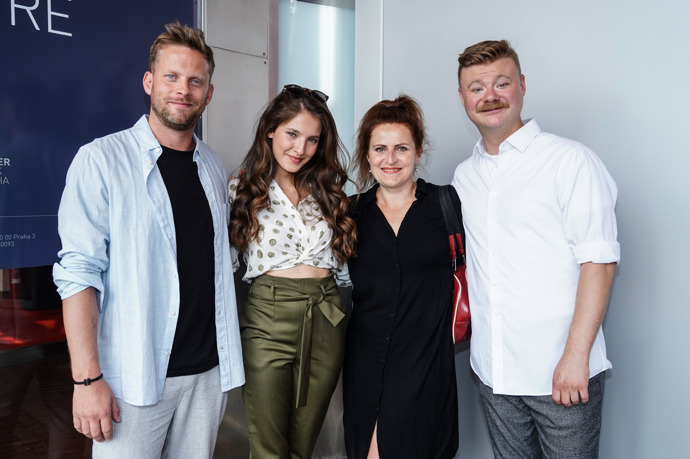 Už na letní tiskové konferenci televize Prima se od sebe Jakub Prachař a Sara Sandeva prakticky nehnuli.