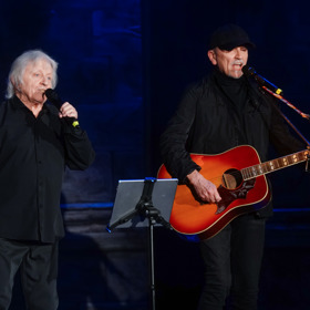 Na oslavě dvacetin Divadla Broadway zazpíval Václav Neckář za doprovodu svého bratra Jana.