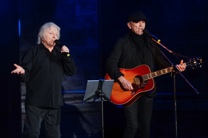 Na oslavě dvacetin Divadla Broadway zazpíval Václav Neckář za doprovodu svého bratra Jana.