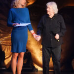 Gentleman Václav Neckář se nezapomněl dvořit moderátorce večera Kristině Kloubkové.