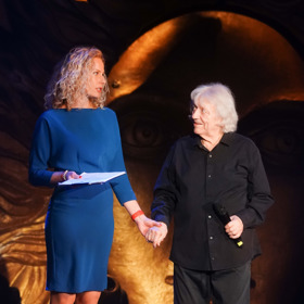 Gentleman Václav Neckář se nezapomněl dvořit moderátorce večera Kristině Kloubkové.