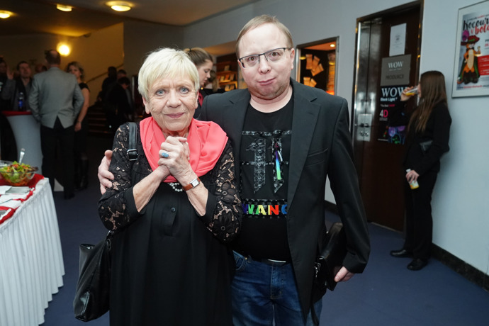 Mezi pozvanými hosty nechyběla legendární herečka Jaroslava Obermaierová, která v hledišti usedla se svým synem. V Divadle Broadway také účinkuje.